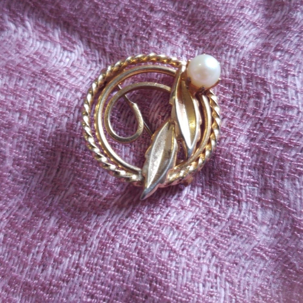 Vintage gold leaf pin